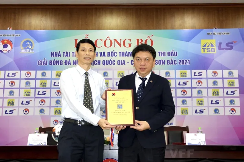 Đại diện Lãnh đạo LĐBĐVN và nhà tài trợ tiến hành ký kết và trao chứng thư