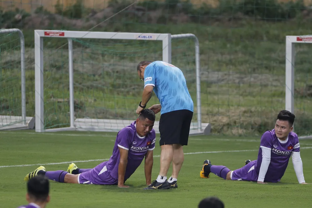 Thầy Park chỉnh động tác làm nóng cho Anh Đức ở buổi tập chiều 8-5. Ảnh: MINH HOÀNG