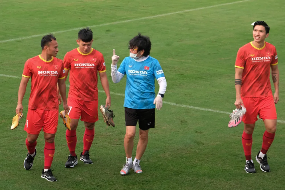 Các cầu thủ vừa bình phục chấn thương vẫn tập riêng cùng HLV thể lực. Ảnh: MINH HOÀNG