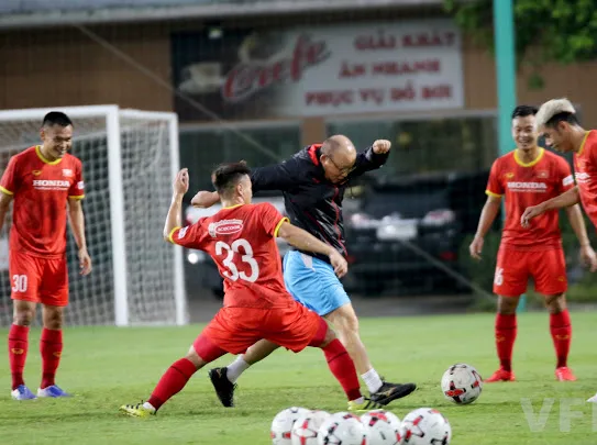 Thầy Park cùng tập với các học trò