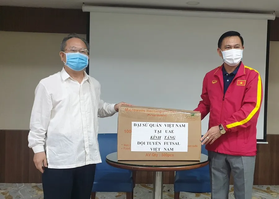 Tham tán Đại sứ quán Việt Nam tại UAE đến thăm đội tuyển futsal Việt Nam ảnh 4