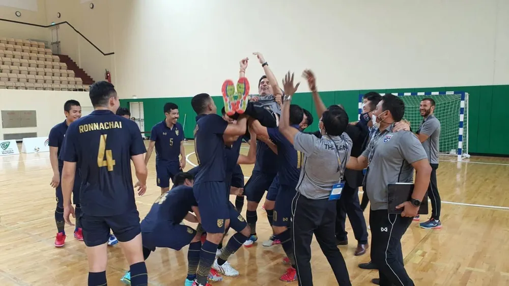 Niềm vui của các cầu thủ Thái Lan sau chiến thắng trước Iraq. Ảnh: AFC