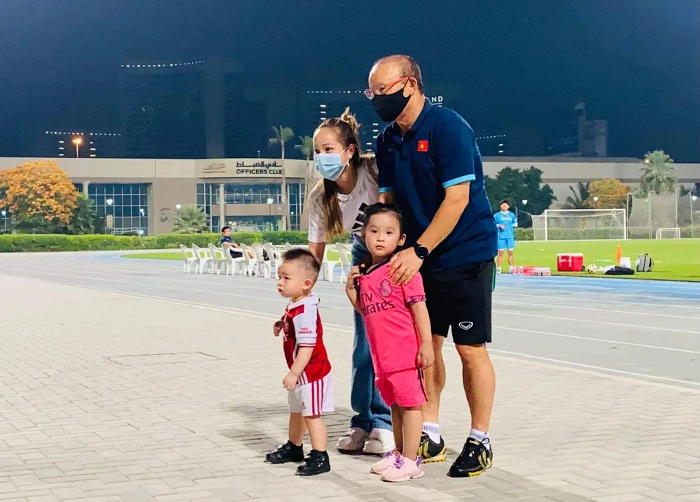 Thầy Park với các CĐV nhí. Ảnh: TÂY SƠN 