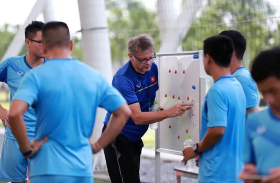 ‘Phù thủy trắng’ Troussier chia tay U19 Việt Nam ảnh 1