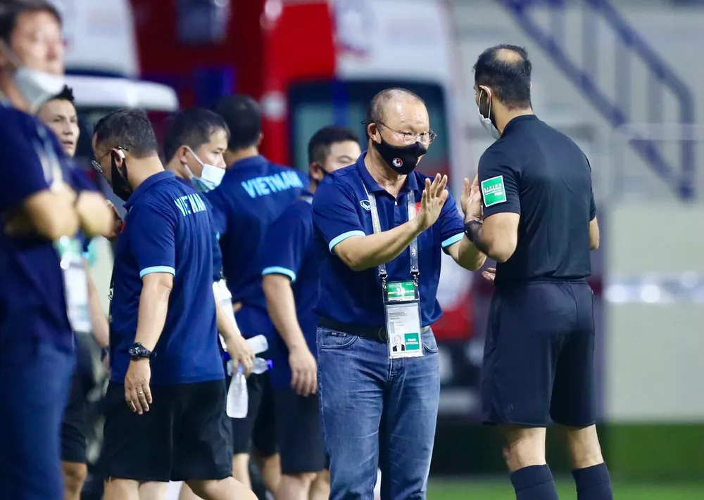 HLV Park Hang-seo phàn nàn lối đá rắn của Indonesia ảnh 1