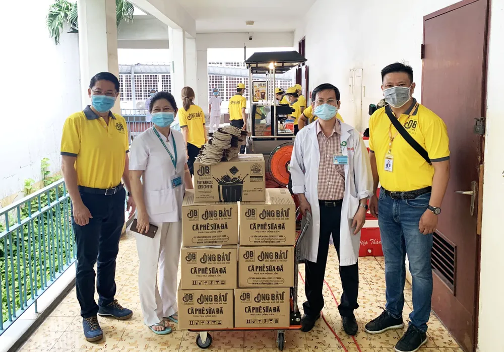 Bên cạnh phục vụ thức uống miễn phí, thương hiệu Ông Bầu còn gửi đến các bệnh viện những sản phẩm cà phê thật để đồng hành cùng các y bác sĩ mọi lúc mọi nơi