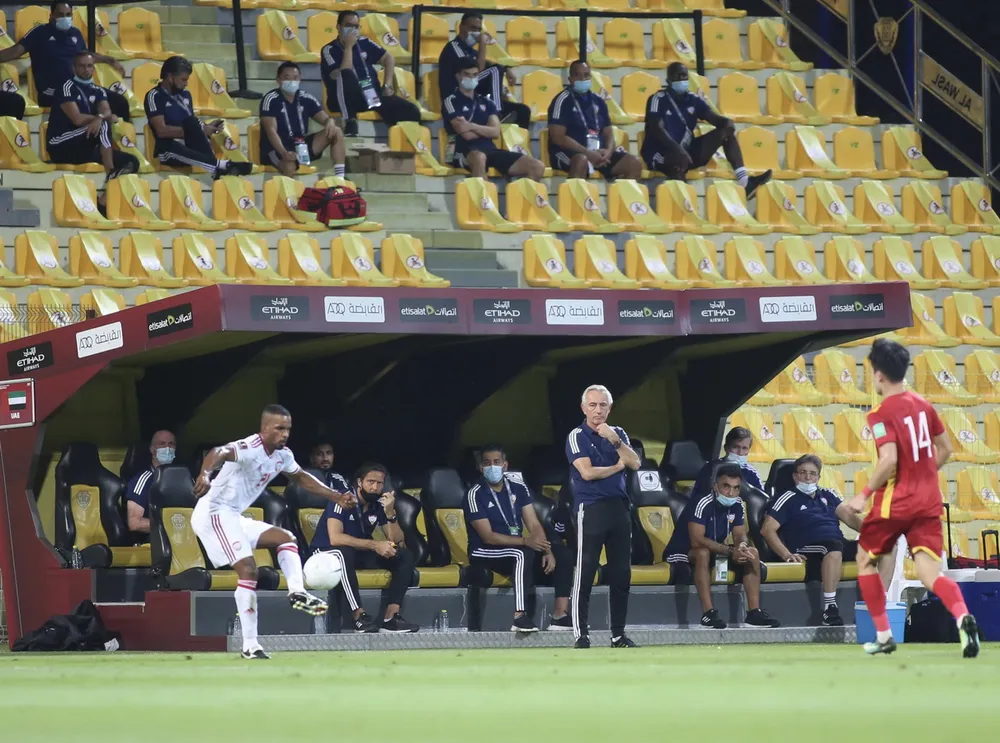 HLV Bert van Marwijk cùng đội tuyển UAE kịp giành vé đi tiếp ở vòng đấu cuối cùng. Ảnh: ANH KHOA