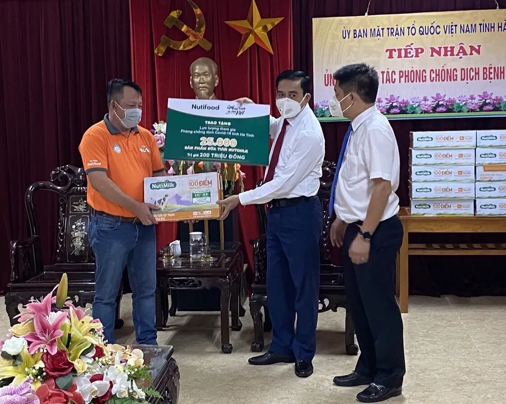 Quỹ Phát triển Tài năng Việt tiếp năng lượng cho lực lượng chống dịch Hà Tĩnh ảnh 1