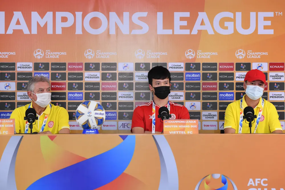 Ông Gede và Hoàng Đức tại buổi họp báo ngày 26-6. Ảnh: VTFC