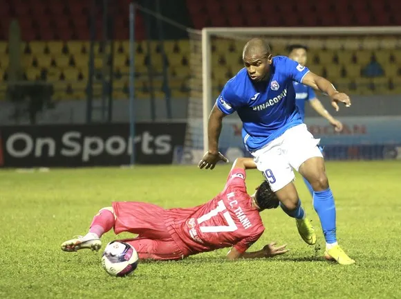 Sài Gòn FC (áo đỏ) đang đứng trước nguy cơ xuống hạng ở LS V-League 2021