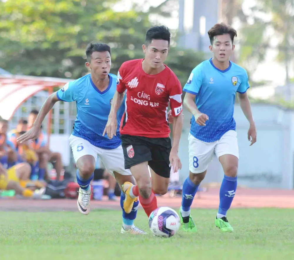 Các đội hạng Nhất với những khó khăn khi giải kéo dài ảnh 1