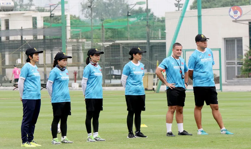 Các cộng sự của HLV Mai Đức Chung ở đợt tập trung lần này