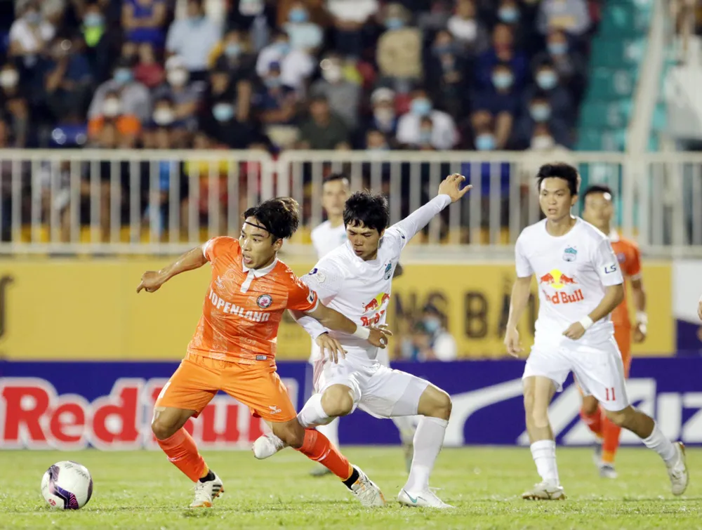 Tiến Anh trong lần chạm trán với Công Phượng mới đây ở LS V-League 2021. Ảnh: Anh Khoa