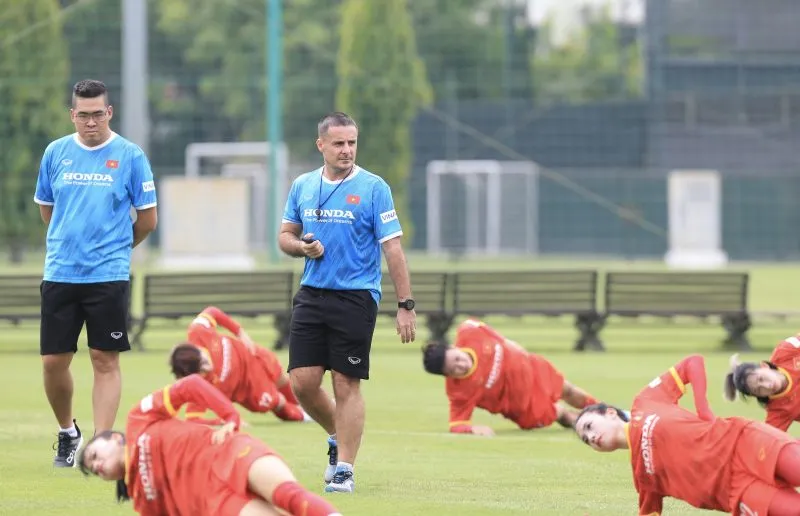 HLV thể lực Cedrid hướng dẫn cầu thủ khởi động trước buổi tập