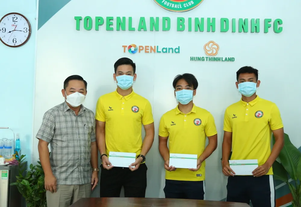 Đại diện lãnh đạo CLB Topenland Bình Định gặp gỡ các cầu thủ của CLB trước khi ra Hà Nội hội quân