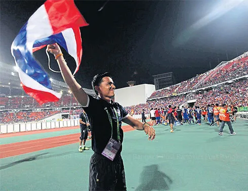 HLV Kiatisak về Thái Lan ảnh 1