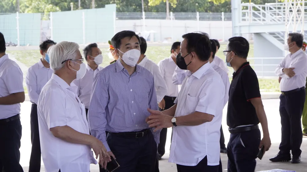 Bí thư Tỉnh ủy Bình Dương Nguyễn Văn Lợi đang trao đổi với lãnh đạo Bộ Y Tế về công tác phòng, chống dịch Covid-19 ở Bình Dương. Ảnh: ANH TRẦN