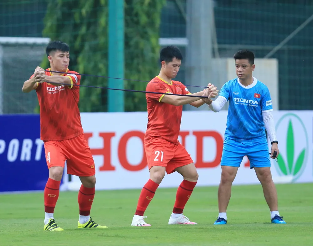 Hai hậu vệ Đình Trọng và Tiến Dũng trong bài tập thể lực trên sân tập chiều 10-8