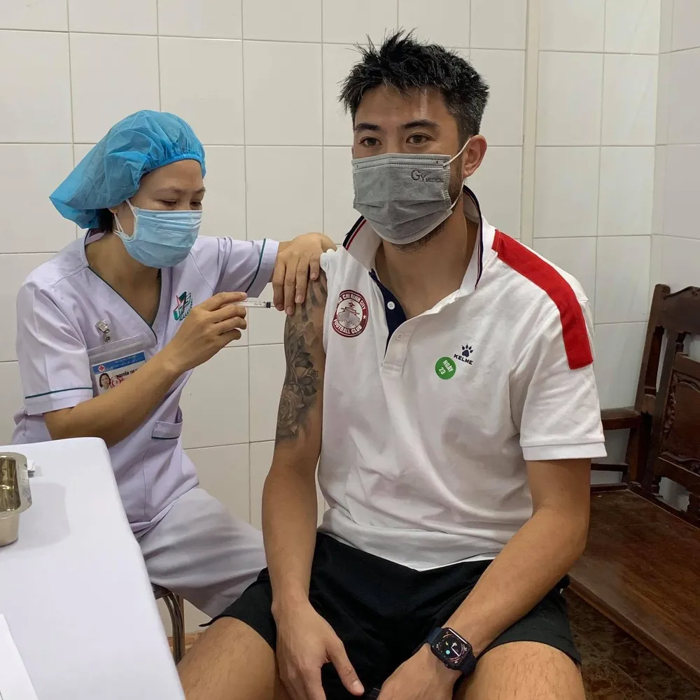 Lee Nguyễn được tiêm mũi 1 vaccine ngừa Covid-19 trước khi trở về Mỹ