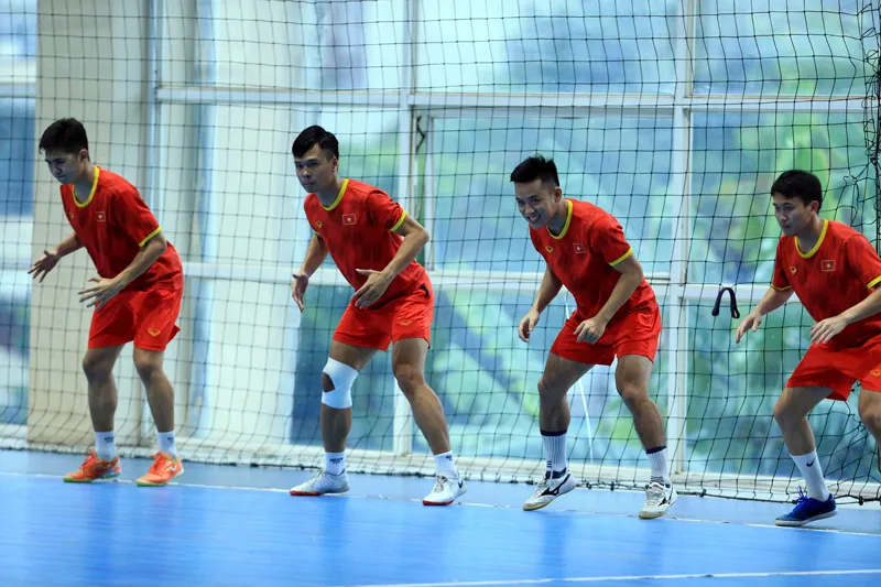 Đội tuyển futsal Việt Nam trên sân tập chiều 8-12