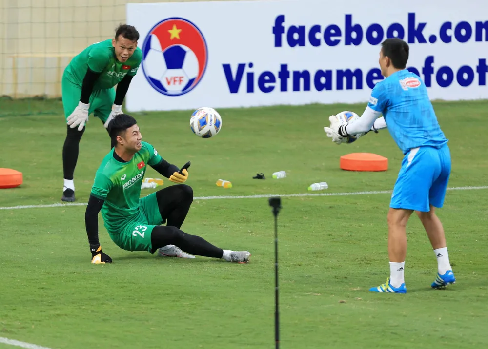 Trợ lý Nguyễn Thế Anh cùng hai học trò Tấn Trường và Văn Toản