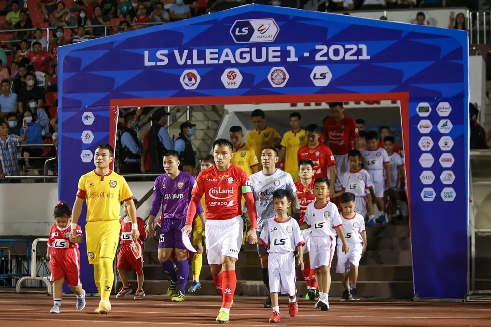 HLV Polking tính chuyện rời V-League? ảnh 1