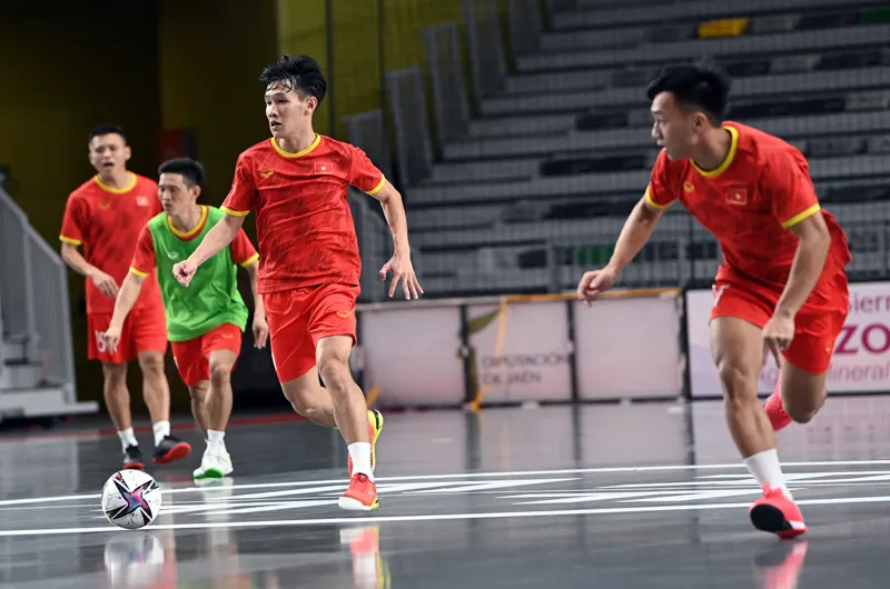 Đội tuyển futsal Việt Nam trên sân tập tối 26-8