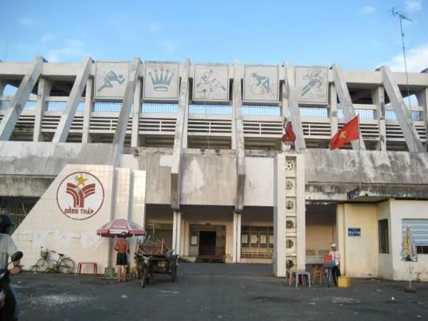 Phía trước cổng sân Cao Lãnh