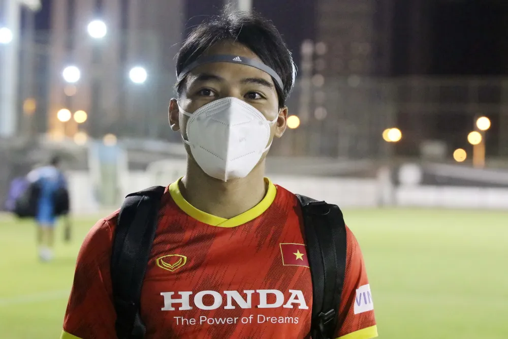 Đội tuyển Việt Nam có 1 buổi tập làm quen sân King Saul University ảnh 1