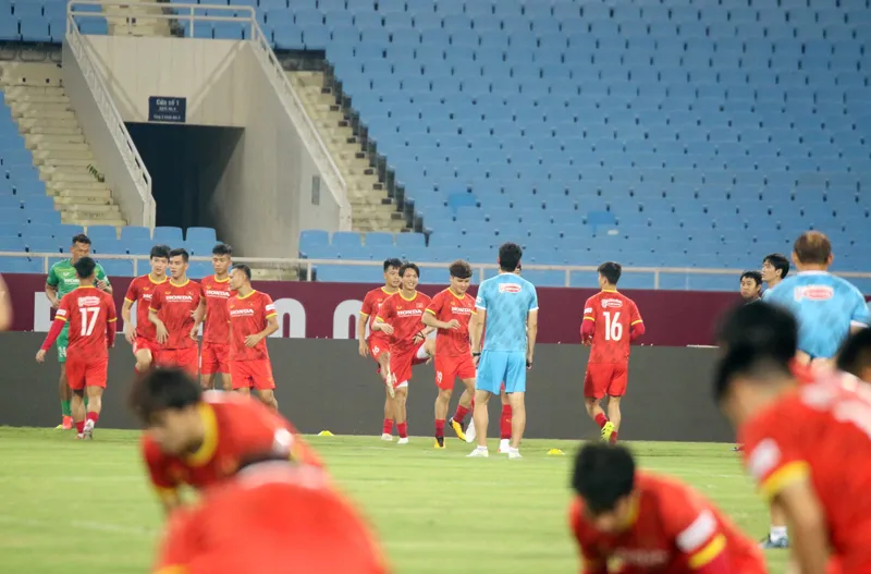 Đội tuyển Việt Nam tập thả lỏng, Australia đến Hà Nội ảnh 5