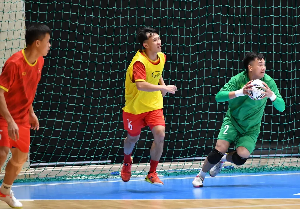 Trưởng đoàn Trần Anh Tú tin tưởng đội futsal Việt Nam sẽ qua được vòng bảng ảnh 1