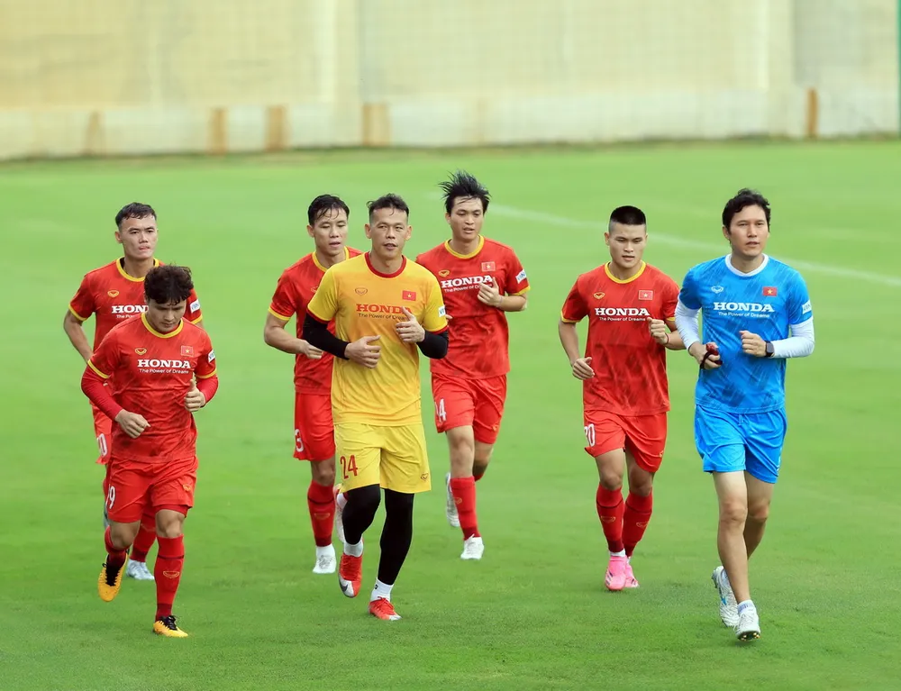 Đội tuyển Việt Nam ra sân tập sau 1 tuần xả trại ảnh 2