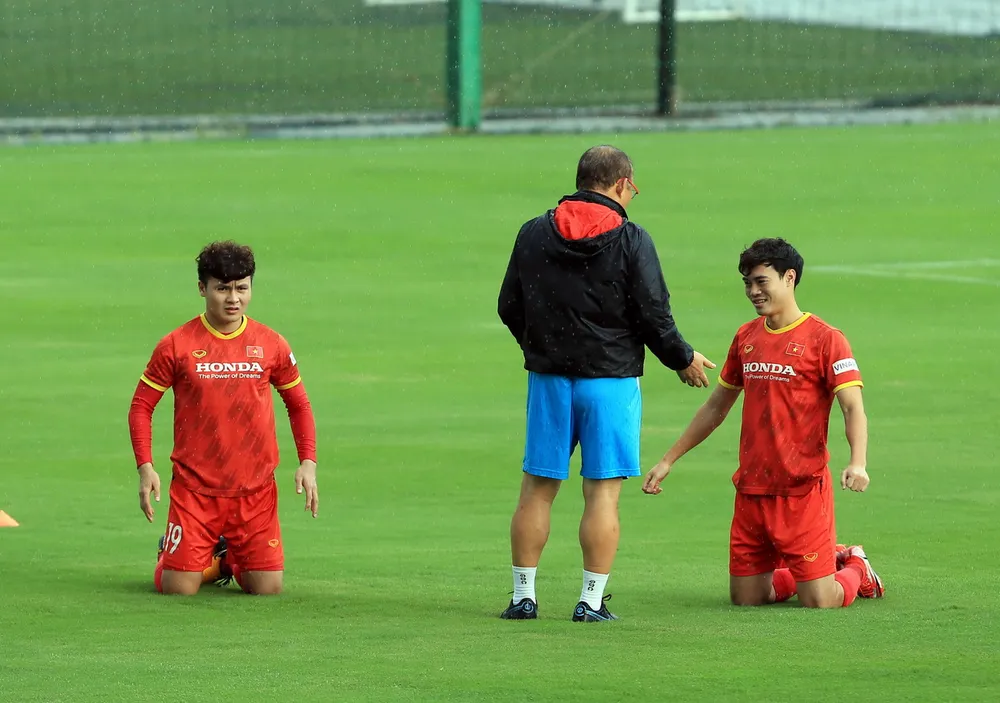 Đội tuyển Việt Nam ra sân tập sau 1 tuần xả trại ảnh 5