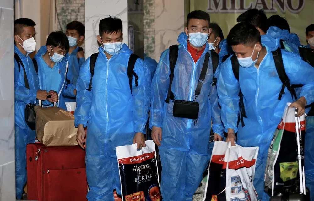 Các cầu thủ làm thủ tục nhận phòng tại khách sạn Milano (Quận 7, TPHCM). Ảnh: DŨNG PHƯƠNG