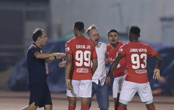 HLV Polking không thành công khi thử sức ở V-League cùng CLB TPHCM. Ảnh: DŨNG PHƯƠNG