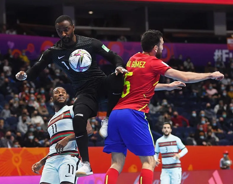 Một pha sóng gió trước khung thành thủ môn Bebe (BĐN). Ản: FIFA