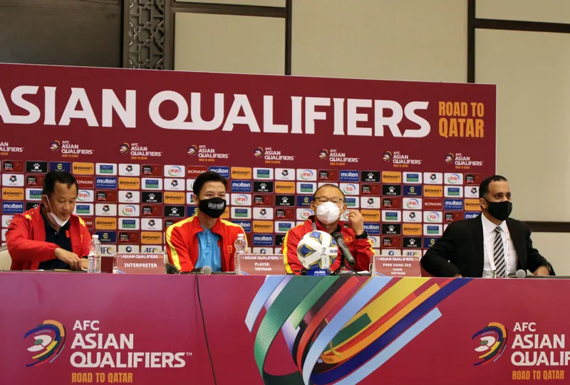 HLV Park Hang-seo và thủ quân Ngọc Hải tại buổi họp báo