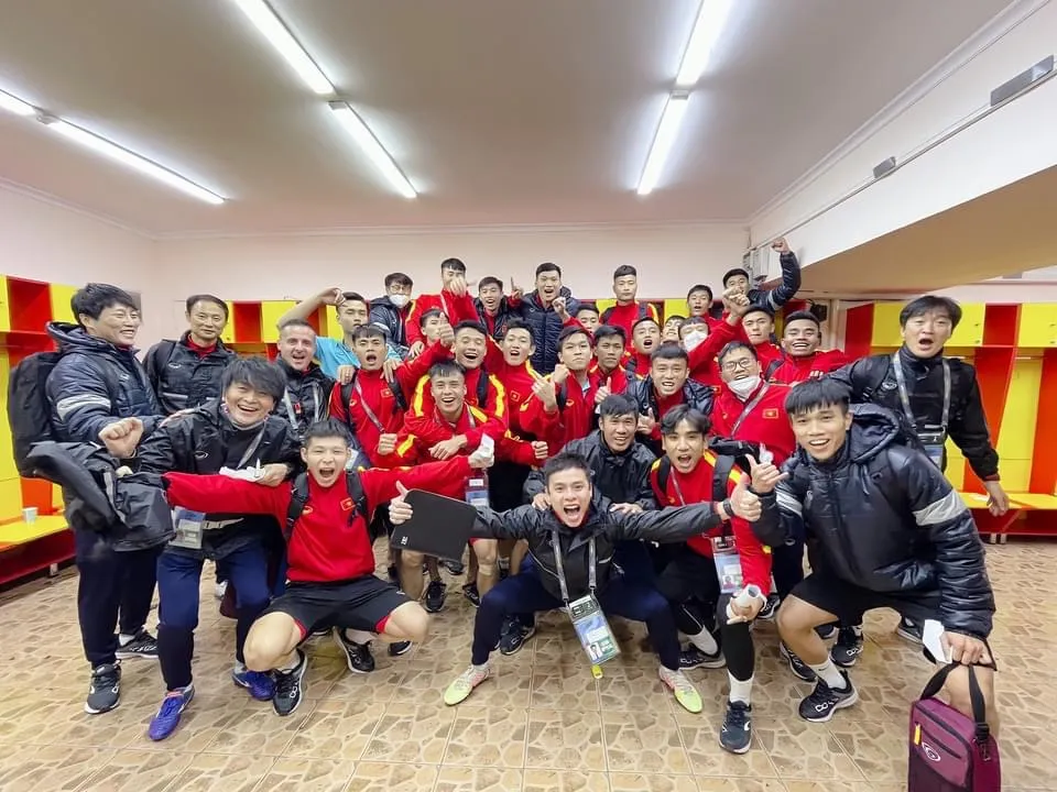 Niềm vui của các cầu thủ Việt Nam khi giành ngôi đầu bảng I