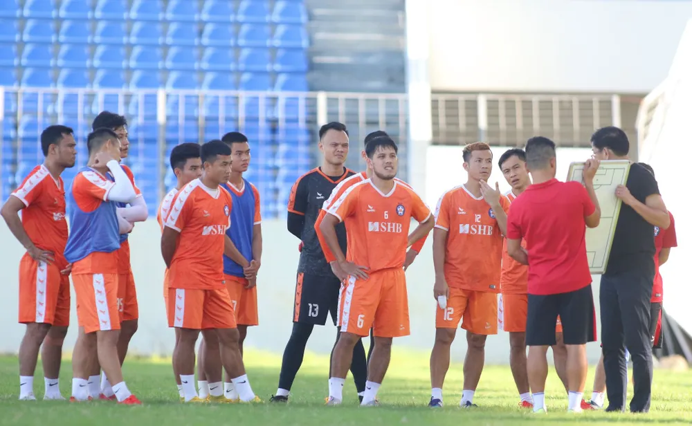 Đà Nẵng trong buổi tập đầu tiên hôm 2-11. Ảnh: TỊNH ĐẾ