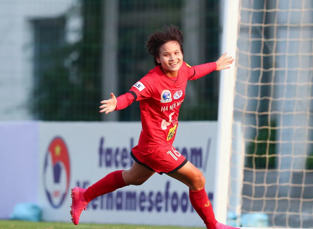 Huỳnh Như lập siêu phẩm, TPHCM thắng trận ra quân ảnh 1