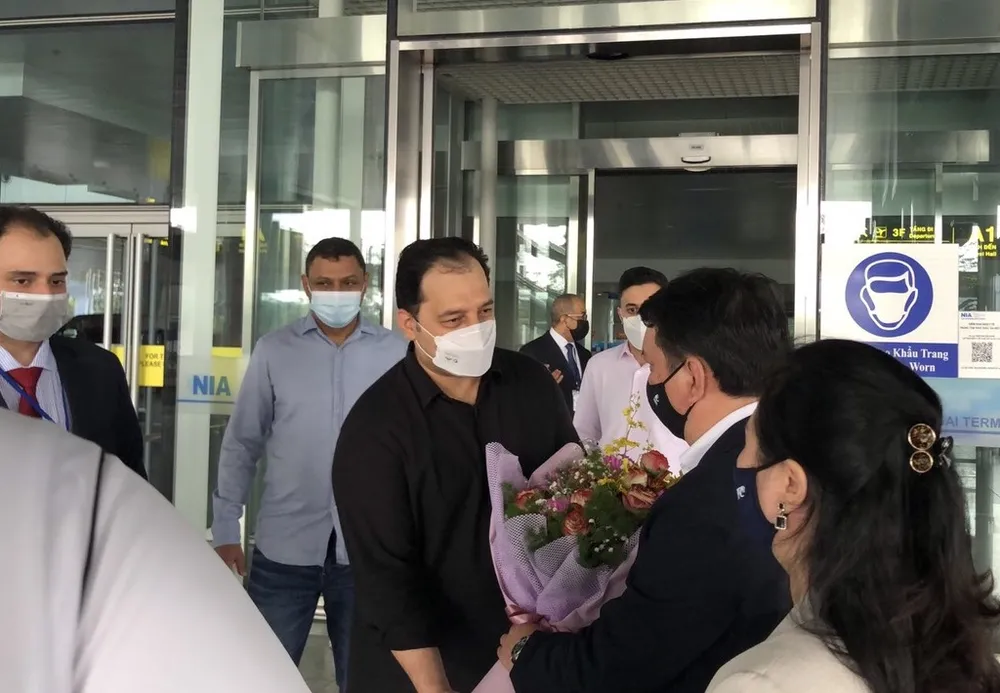 TTK VFF Lê Hoài Anh chào đón ông Yasser Al-Mishal tại sân bay Nội Bài