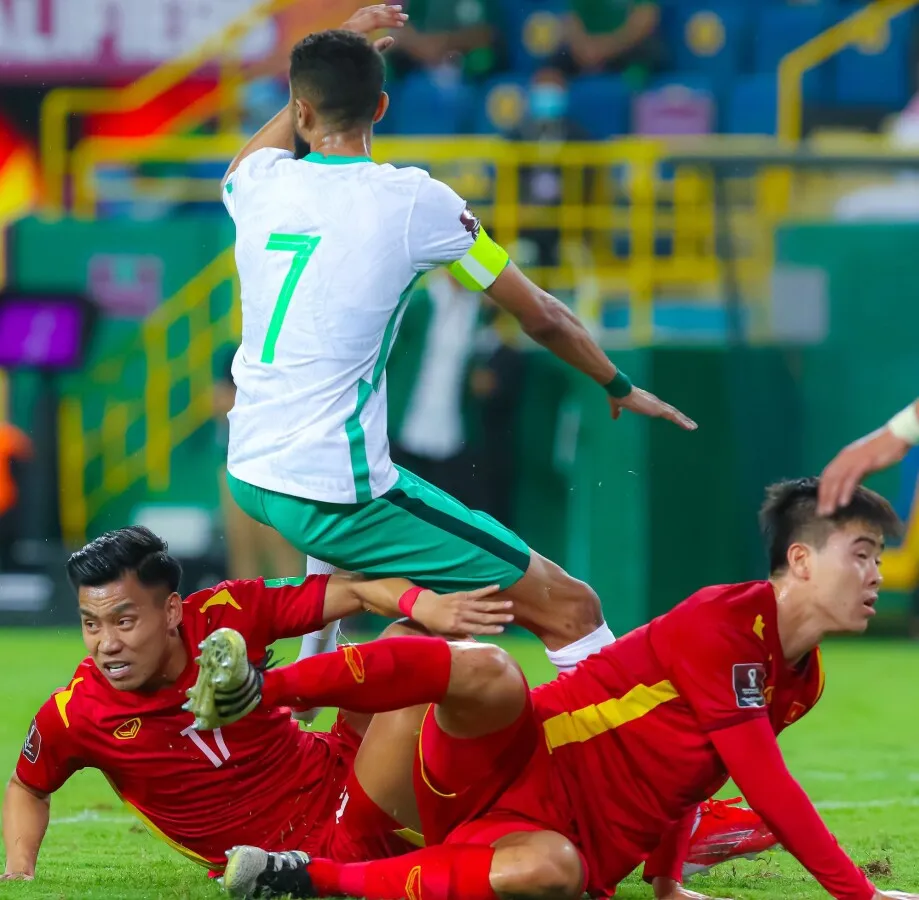 Duy Mạnh và Văn Thanh nỗ lực cứu nguy trong vòng 16m50 ở trận lượt đi tại Saudi Arabia 