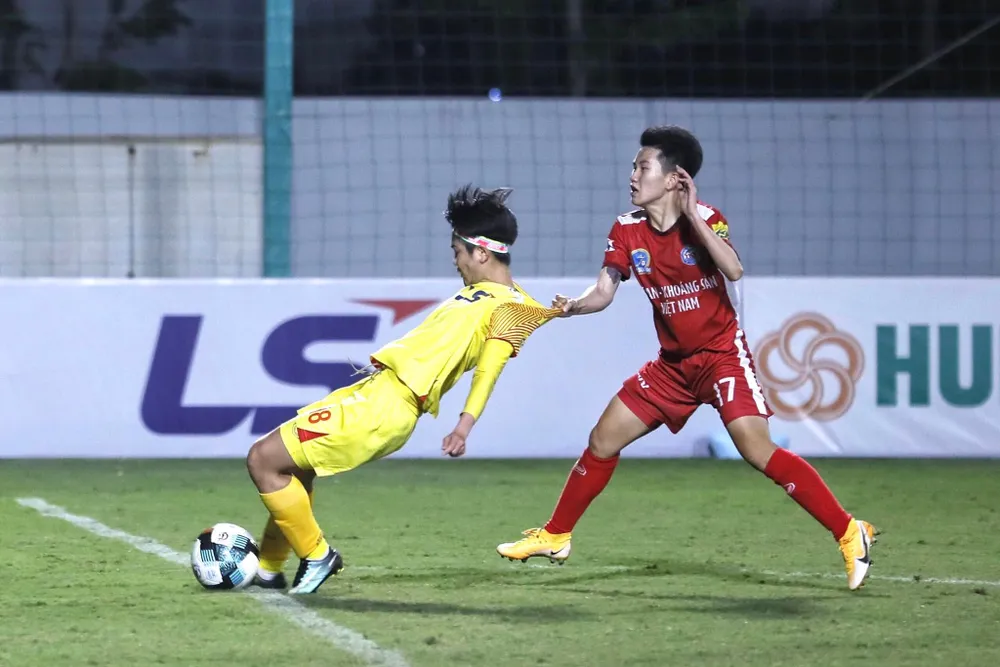 Hàng phòng ngự Than KSVN chỉ đứng vững trước sức ép từ đội TPHCM trong hiệp đầu. Ảnh: MINH HOÀNG