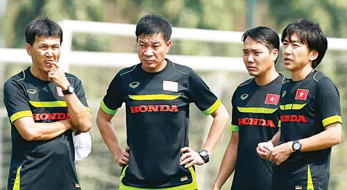 HLV Trần Công Minh trong giai đoạn làm trợ lý cho ông Miura ở ĐTQG. Ảnh: VFF