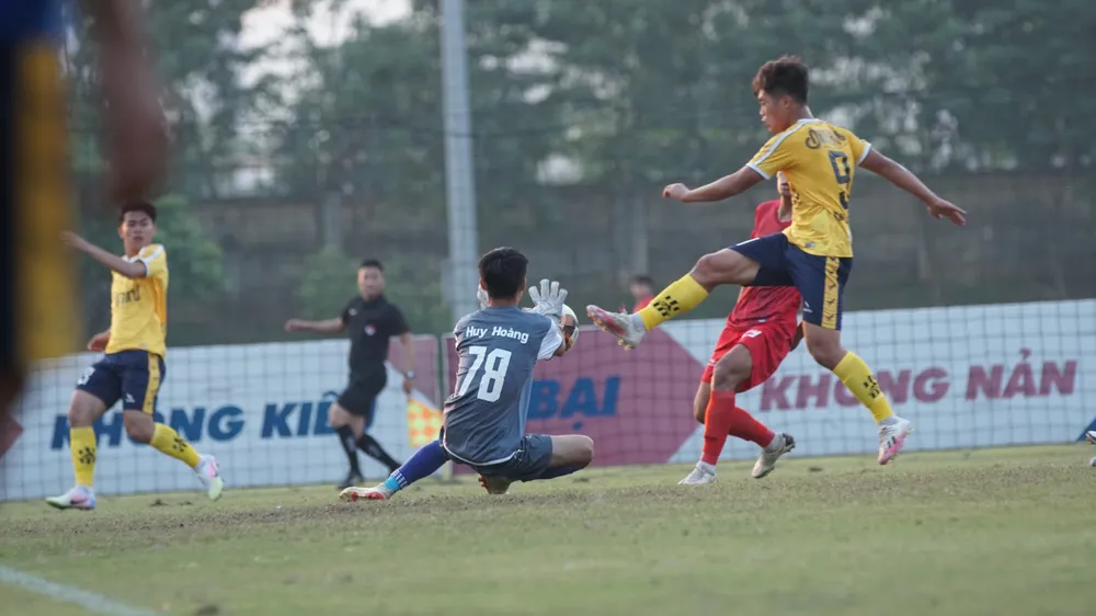 Thắng đậm Bến Tre 6-0, Học viện Nutifood JMG áp sát ngôi đầu bảng C ảnh 1