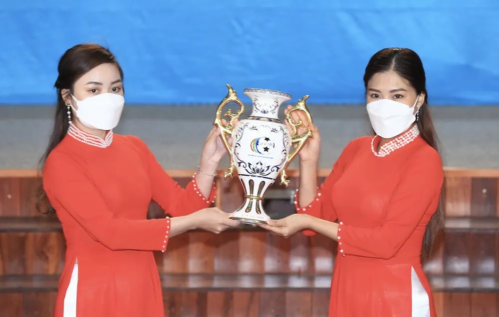 Ban tổ chức giới thiệu chiếc Cúp dành cho đội vô địch. Ảnh: DŨNG PHƯƠNG