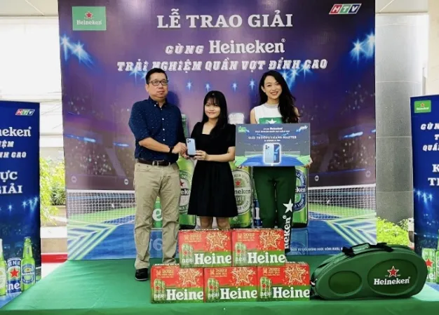 Ban tổ chức trao thưởng cho chị Bùi Ngọc Anh Thư