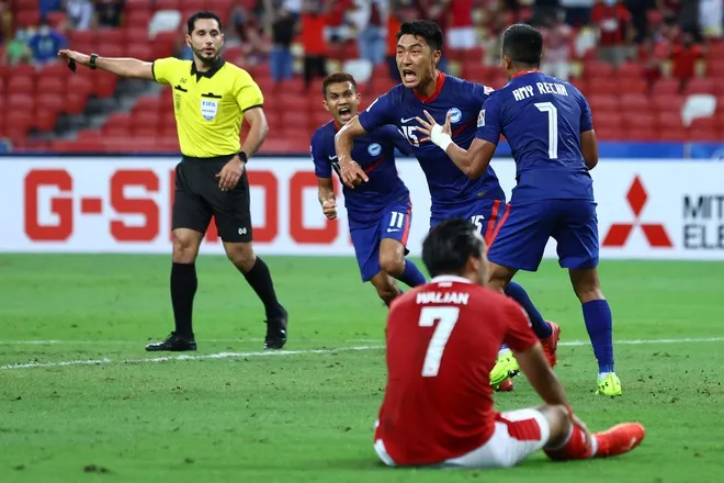 Bán kết AFF Cup 2020: Chủ nhà Singapore dừng bước ở bán kết trong thế trận chỉ còn 8 người ảnh 1