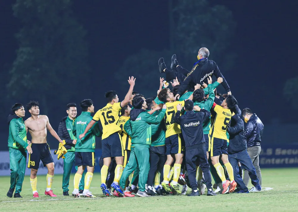Học viện Nutifood JMG lần đầu đăng quang tại giải U21 quốc gia 2021 ảnh 1