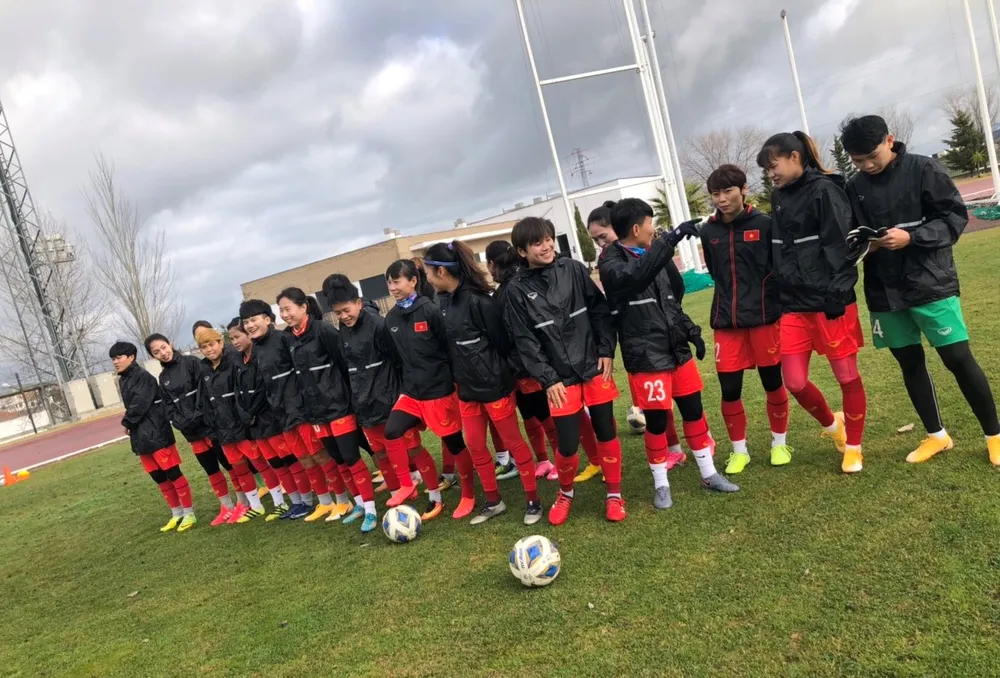 Đội tuyển nữ Việt Nam chuẩn bị cho trận đầu tiên tại Tây Ban Nha ảnh 1